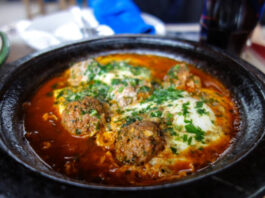 Delice-du-Tajine-de-Kefta-aux-OEufs