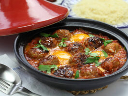 Preparation-Traditionnelle-du-Tajine-de-Kefta-aux-OEufs